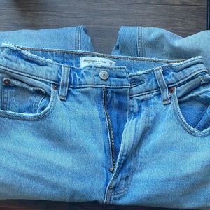 NWOT Abercrombie women's ultra high rise straight leg jeans W 25